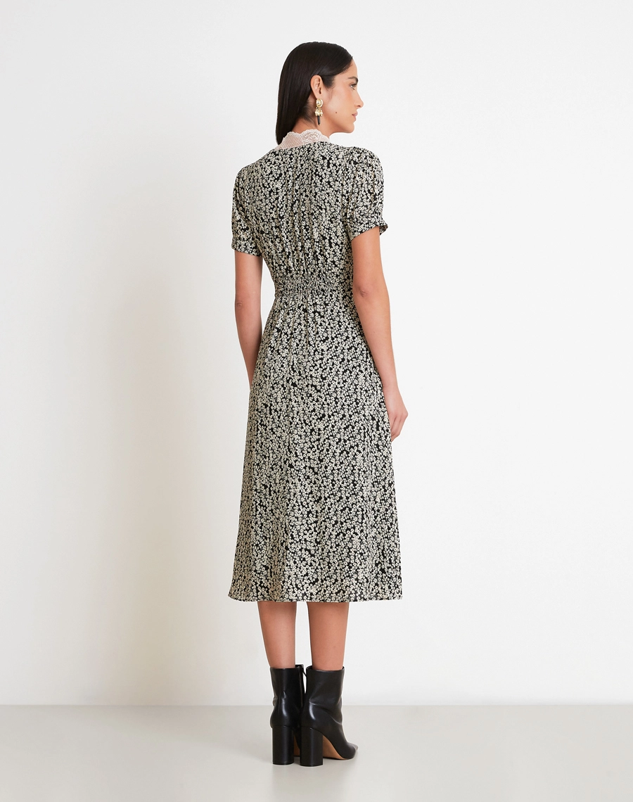 O Vestido Midi Elliana é confeccionado em crepinho estampado, tecido leve, fluido e confortável, ideal para os dias mais quentes da temporada. <br/>