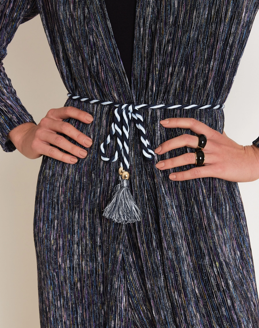 O Cardigan Lydiane é confeccionado em malha mescla, tecido moderno e versátil, caracterizado pelo seu efeito levemente mesclado que mistura diferentes tons, criando um visual casual e atual.
