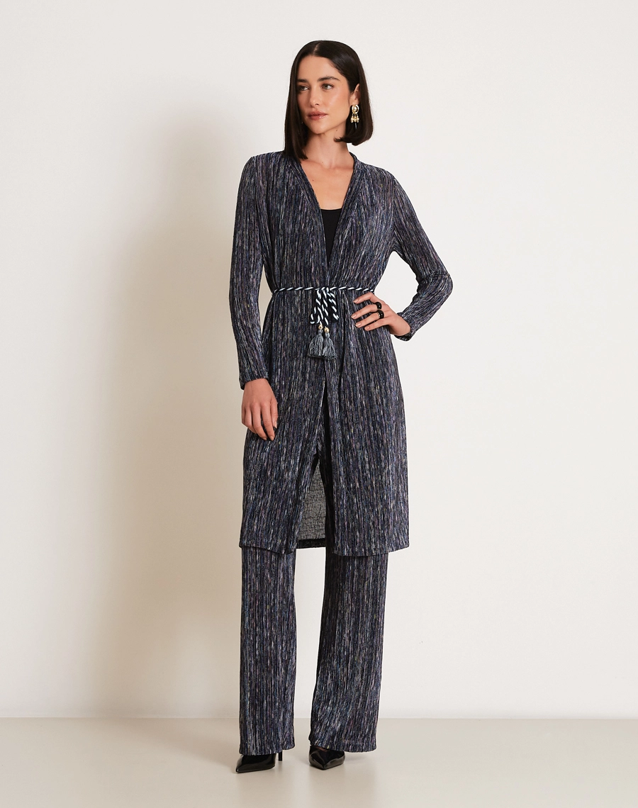 O Cardigan Lydiane é confeccionado em malha mescla, tecido moderno e versátil, caracterizado pelo seu efeito levemente mesclado que mistura diferentes tons, criando um visual casual e atual.
