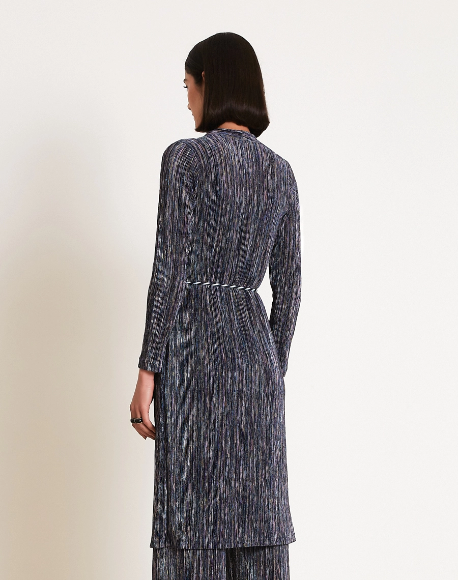 O Cardigan Lydiane é confeccionado em malha mescla, tecido moderno e versátil, caracterizado pelo seu efeito levemente mesclado que mistura diferentes tons, criando um visual casual e atual.