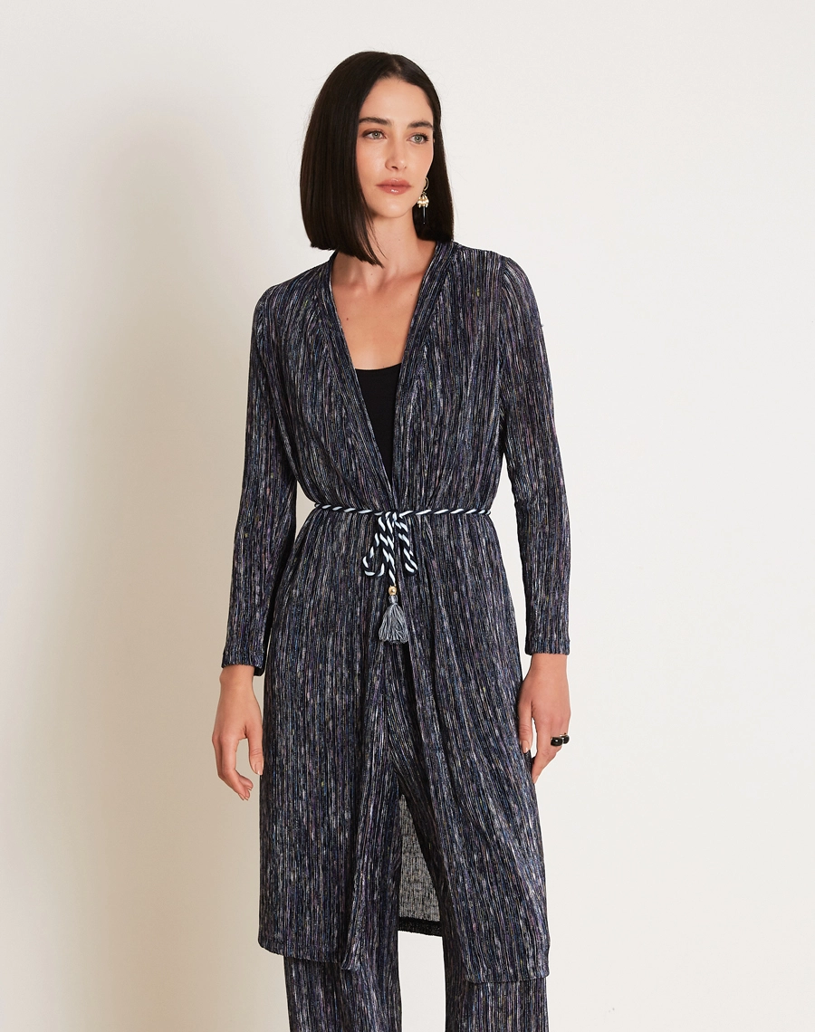 O Cardigan Lydiane é confeccionado em malha mescla, tecido moderno e versátil, caracterizado pelo seu efeito levemente mesclado que mistura diferentes tons, criando um visual casual e atual.