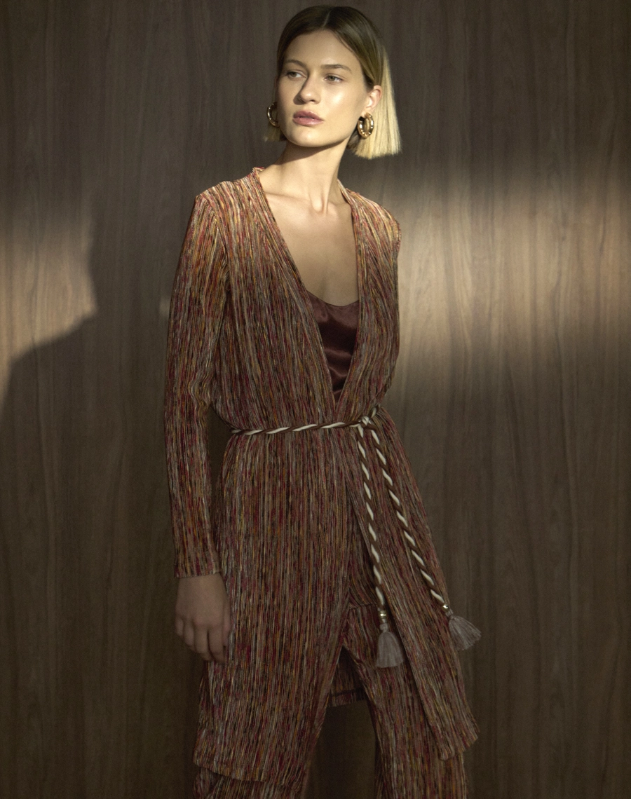 O Cardigan Lydiane é confeccionado em malha mescla, tecido moderno e versátil, caracterizado pelo seu efeito levemente mesclado que mistura diferentes tons, criando um visual casual e atual.