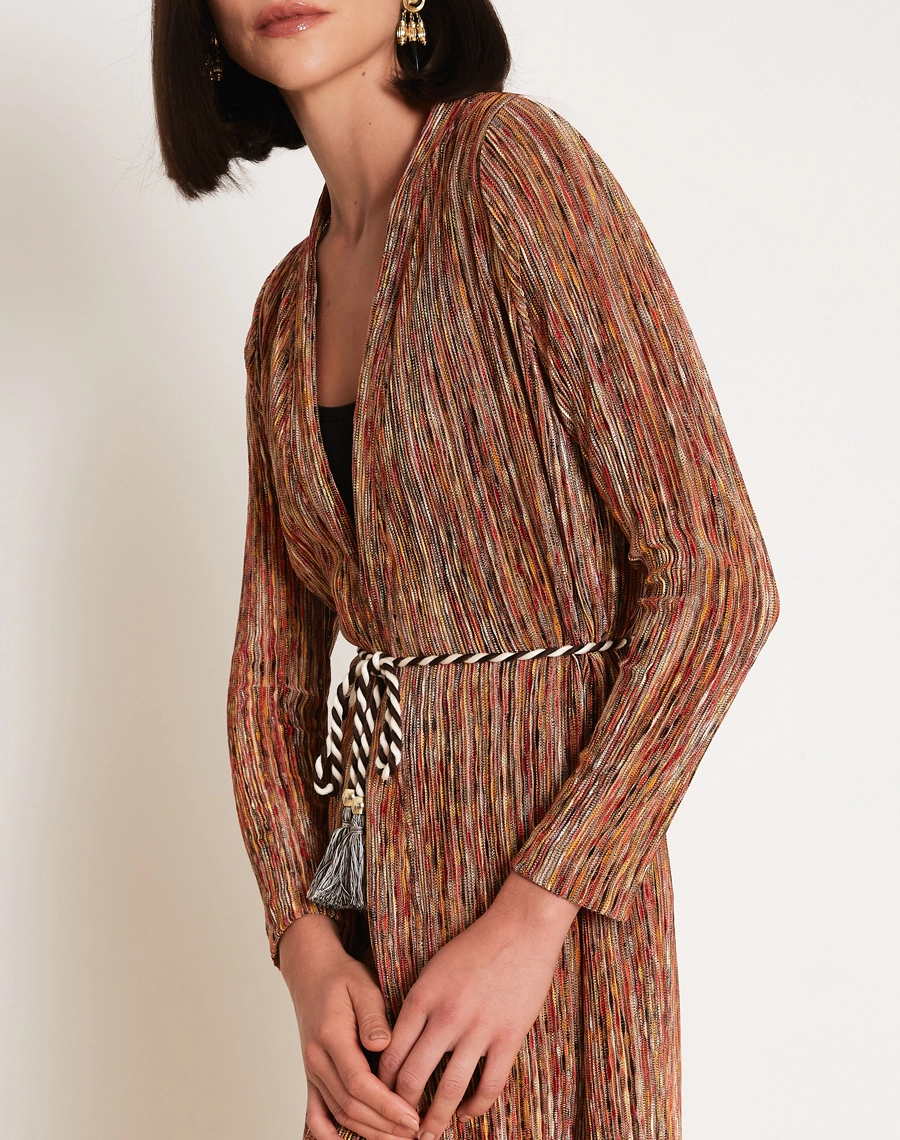 O Cardigan Lydiane é confeccionado em malha mescla, tecido moderno e versátil, caracterizado pelo seu efeito levemente mesclado que mistura diferentes tons, criando um visual casual e atual.