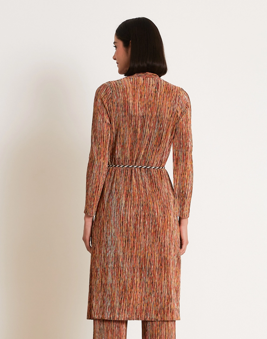 O Cardigan Lydiane é confeccionado em malha mescla, tecido moderno e versátil, caracterizado pelo seu efeito levemente mesclado que mistura diferentes tons, criando um visual casual e atual.