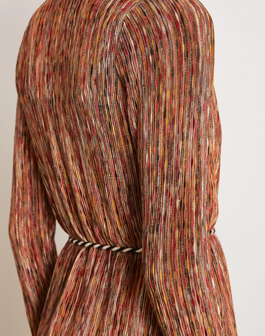 O Cardigan Lydiane é confeccionado em malha mescla, tecido moderno e versátil, caracterizado pelo seu efeito levemente mesclado que mistura diferentes tons, criando um visual casual e atual.
