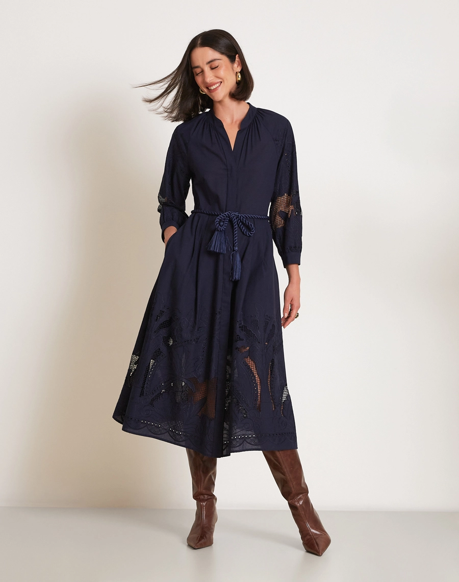 Chemise Glenda confeccionada em Cambraia Bordada, um tecido leve, delicado e sofisticado, que proporciona frescor e elegância à peça.