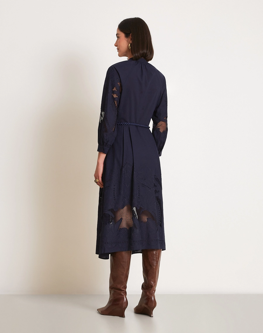 Chemise Glenda confeccionada em Cambraia Bordada, um tecido leve, delicado e sofisticado, que proporciona frescor e elegância à peça.