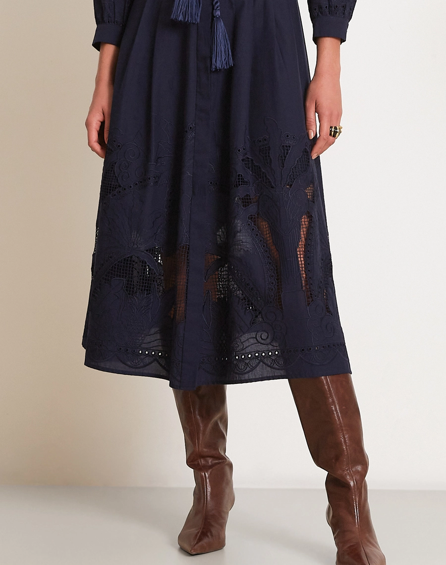 Chemise Glenda confeccionada em Cambraia Bordada, um tecido leve, delicado e sofisticado, que proporciona frescor e elegância à peça.