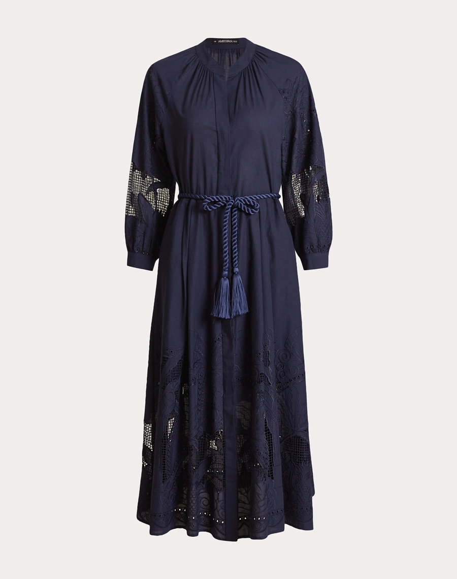 Chemise Glenda confeccionada em Cambraia Bordada, um tecido leve, delicado e sofisticado, que proporciona frescor e elegância à peça.