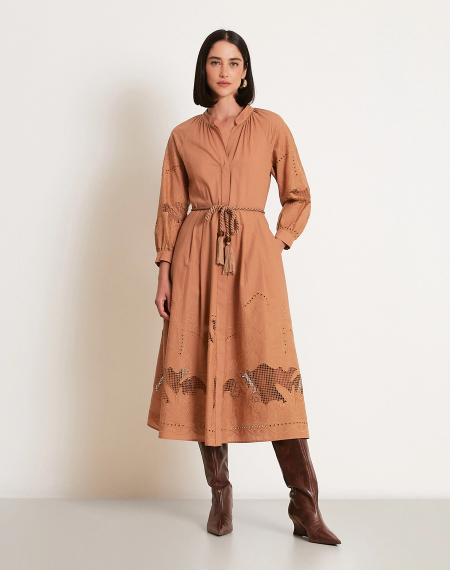 Chemise Glenda confeccionada em Cambraia Bordada, um tecido leve, delicado e sofisticado, que proporciona frescor e elegância à peça.