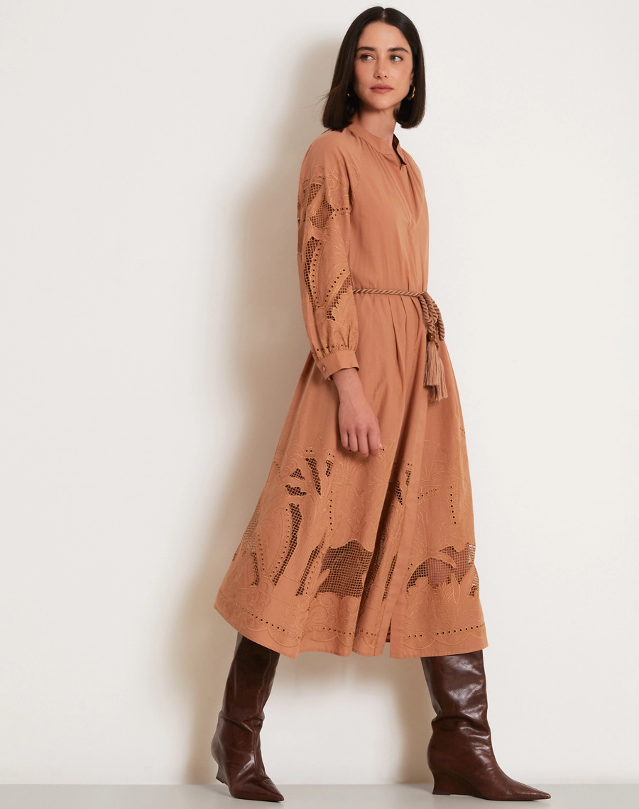 Chemise Glenda confeccionada em Cambraia Bordada, um tecido leve, delicado e sofisticado, que proporciona frescor e elegância à peça.