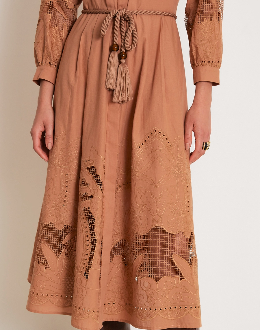Chemise Glenda confeccionada em Cambraia Bordada, um tecido leve, delicado e sofisticado, que proporciona frescor e elegância à peça.
