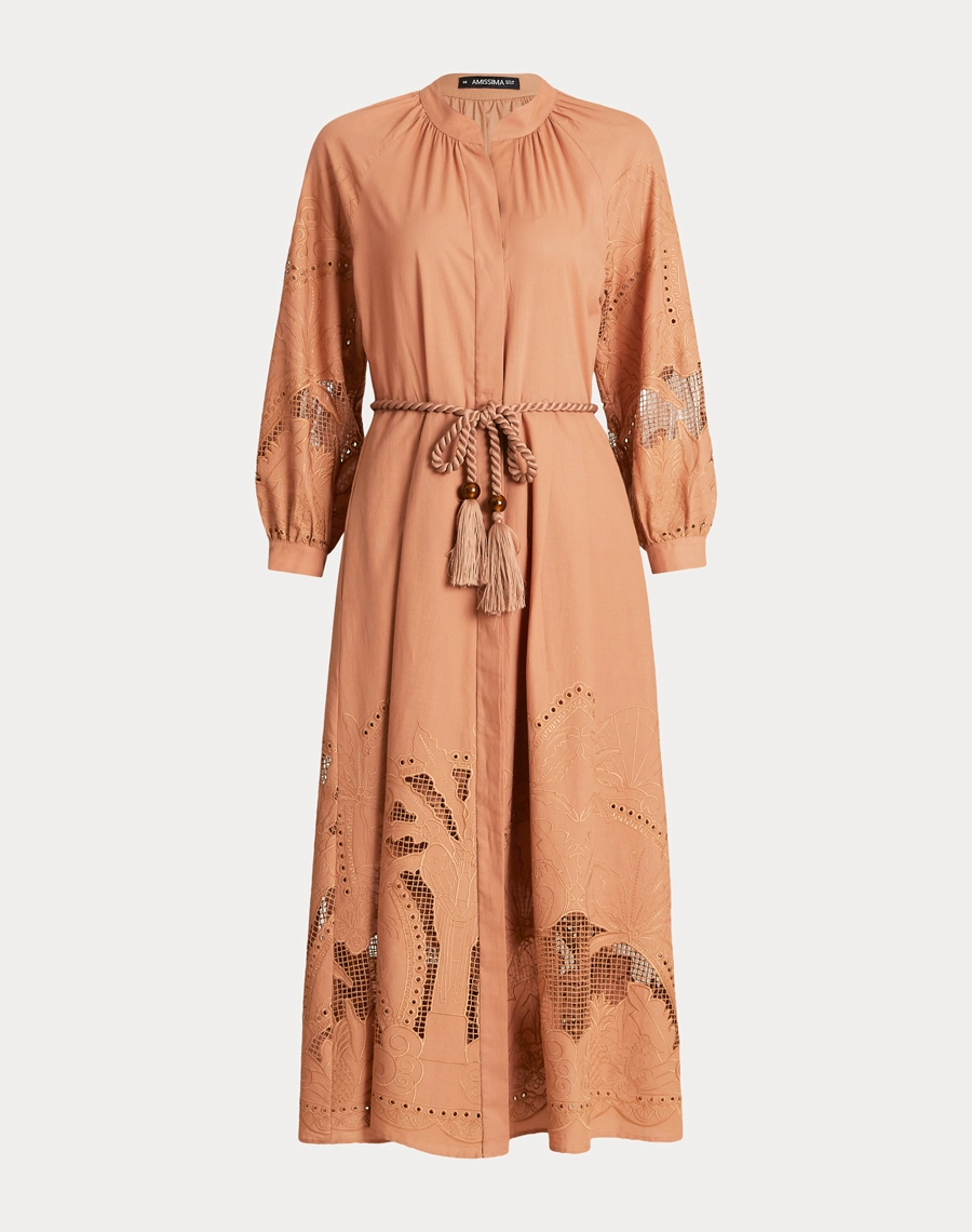 Chemise Glenda confeccionada em Cambraia Bordada, um tecido leve, delicado e sofisticado, que proporciona frescor e elegância à peça.