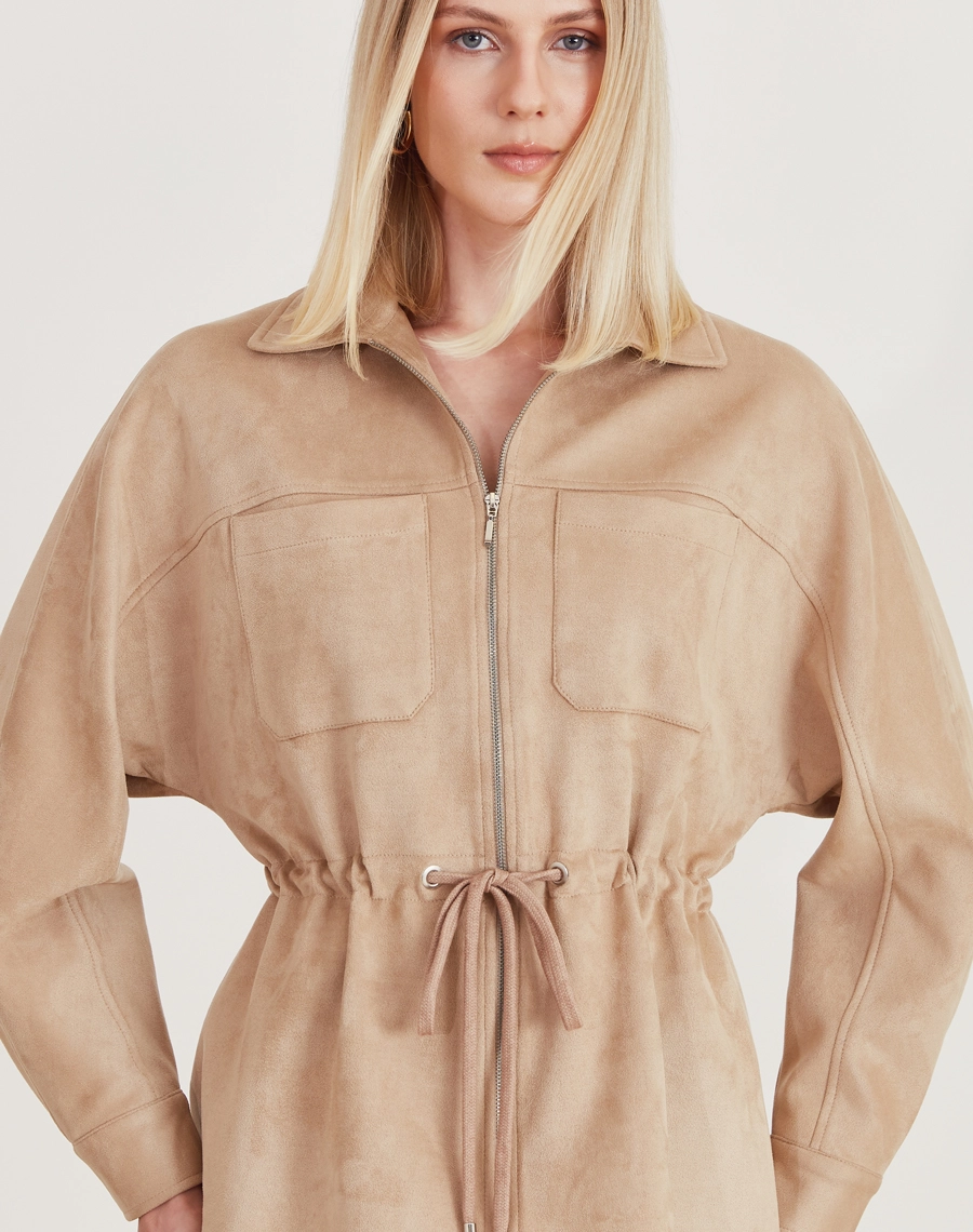 A Parka Elora é confeccionada em Suede, tecido que traz um toque aveludado e macio, com caimento encorpado e aparência sofisticada.