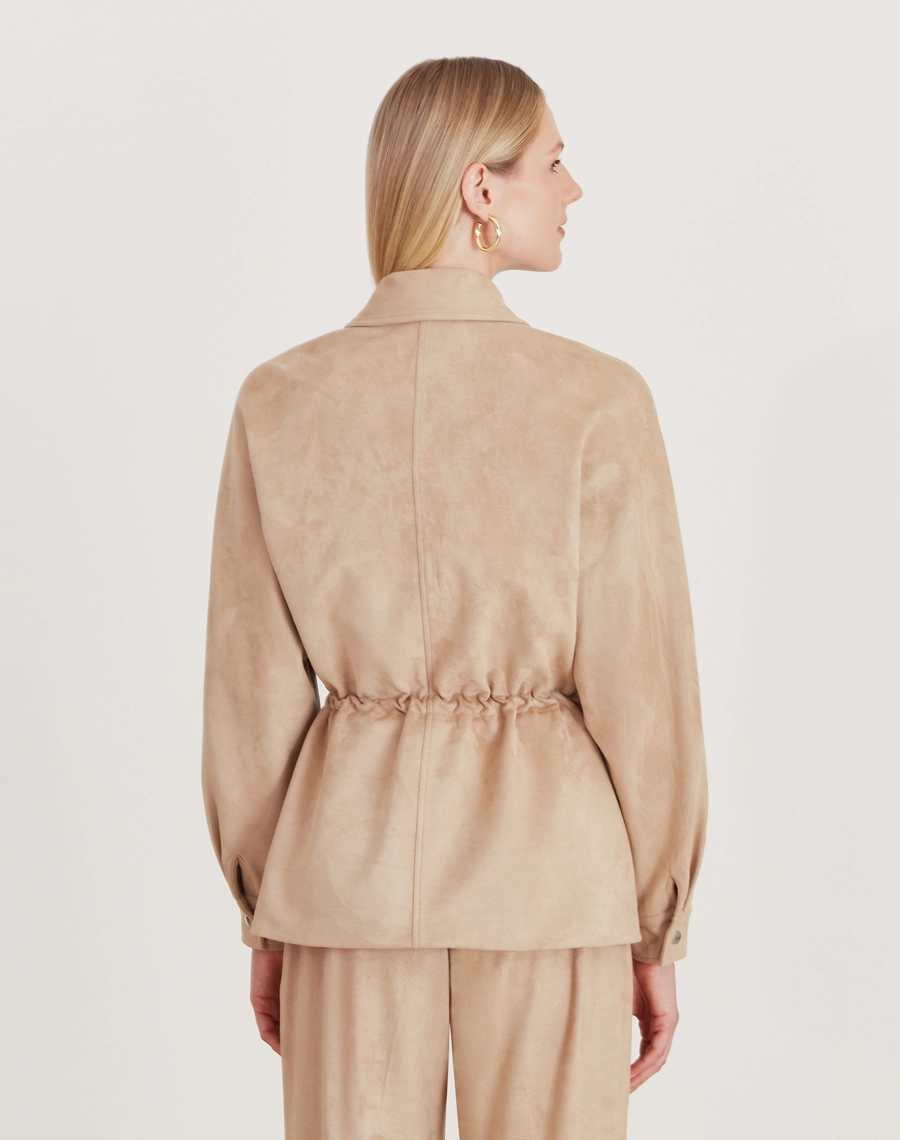 A Parka Elora é confeccionada em Suede, tecido que traz um toque aveludado e macio, com caimento encorpado e aparência sofisticada.
