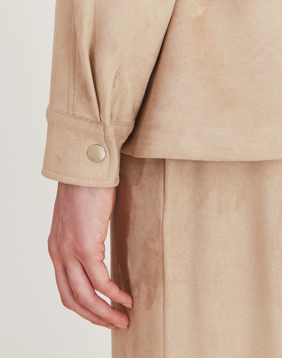 A Parka Elora é confeccionada em Suede, tecido que traz um toque aveludado e macio, com caimento encorpado e aparência sofisticada.