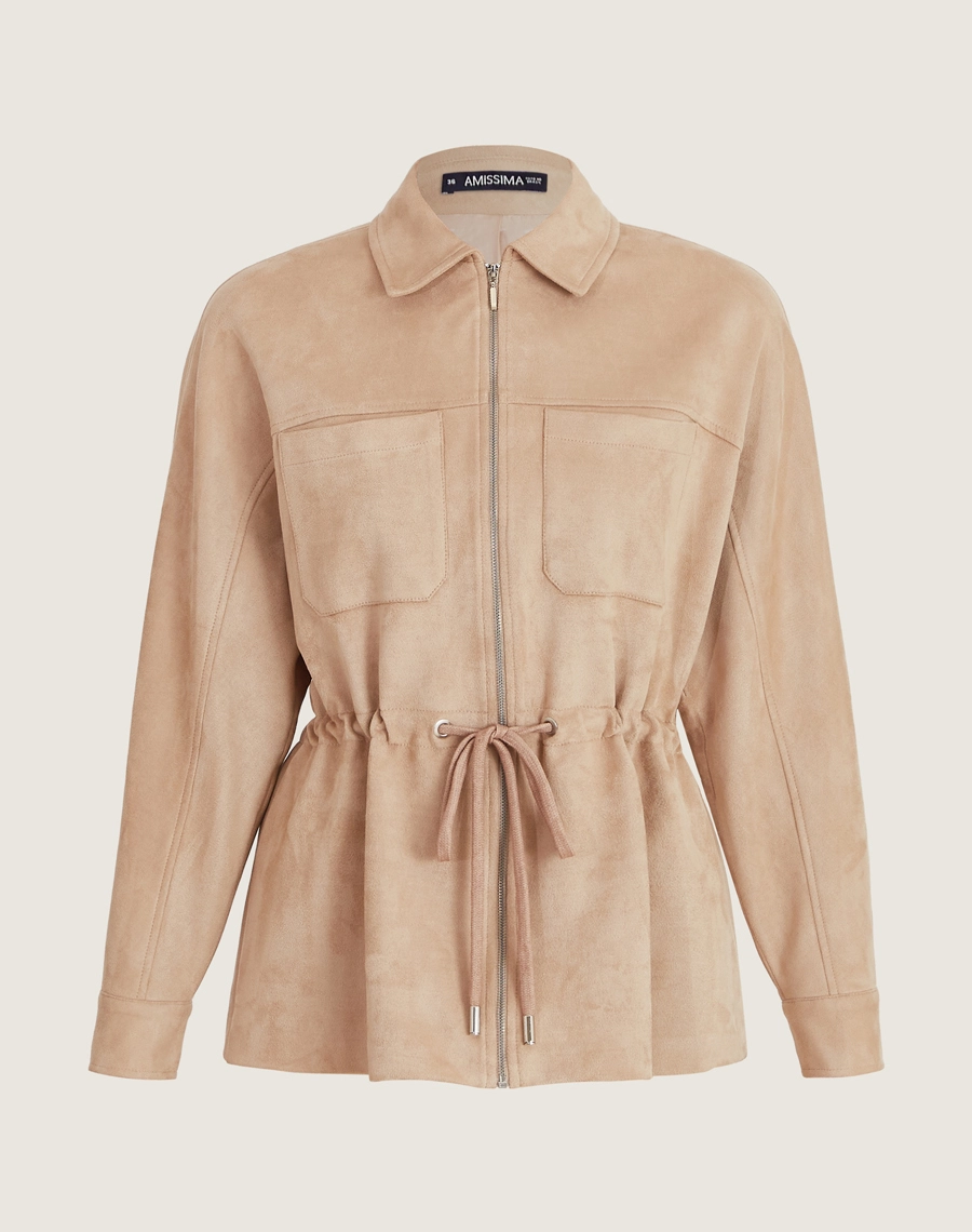 A Parka Elora é confeccionada em Suede, tecido que traz um toque aveludado e macio, com caimento encorpado e aparência sofisticada.