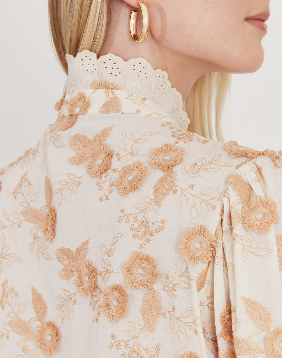 A Camisa Vivian é confeccionada em Cambraia Bordada, um tecido leve, delicado e sofisticado, com bordados florais em alto relevo que trazem charme e elegância à peça.