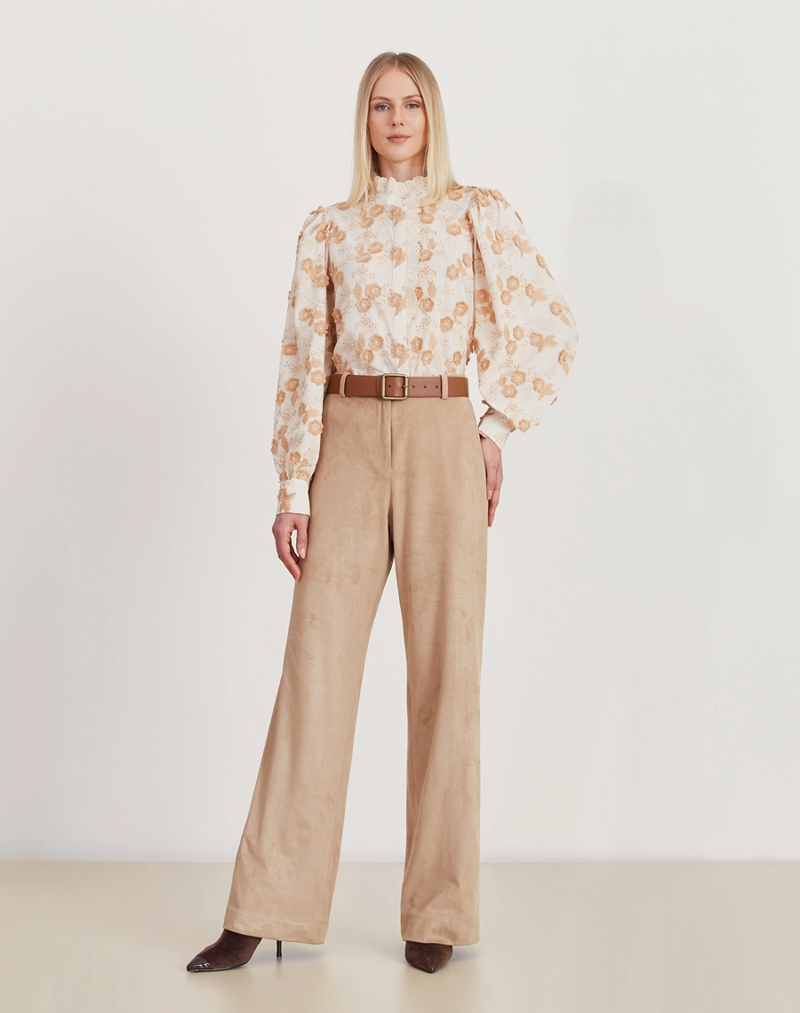 A Camisa Vivian é confeccionada em Cambraia Bordada, um tecido leve, delicado e sofisticado, com bordados florais em alto relevo que trazem charme e elegância à peça.