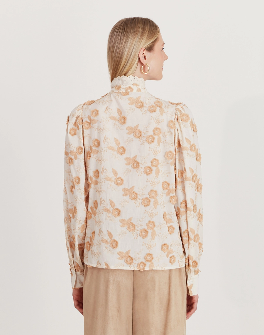 A Camisa Vivian é confeccionada em Cambraia Bordada, um tecido leve, delicado e sofisticado, com bordados florais em alto relevo que trazem charme e elegância à peça.