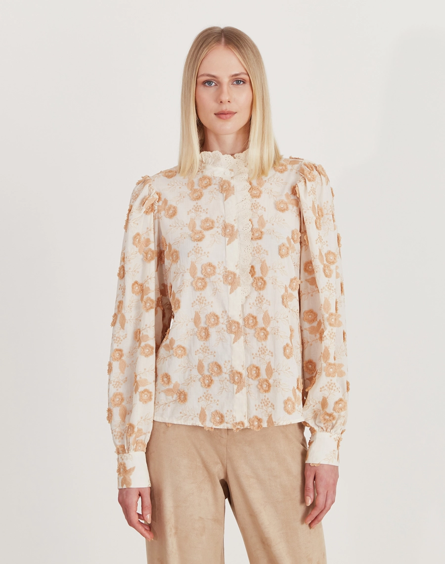 A Camisa Vivian é confeccionada em Cambraia Bordada, um tecido leve, delicado e sofisticado, com bordados florais em alto relevo que trazem charme e elegância à peça.