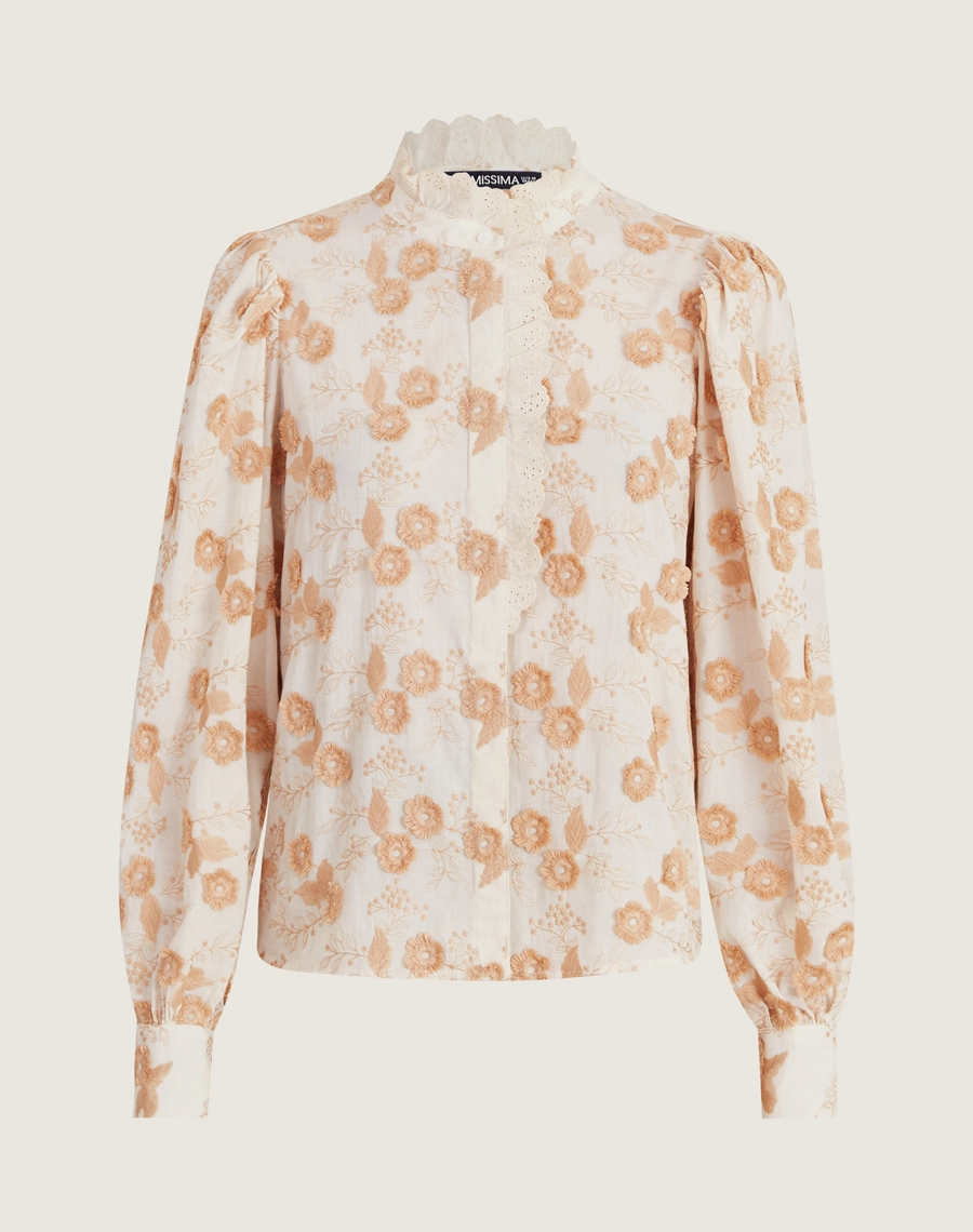 A Camisa Vivian é confeccionada em Cambraia Bordada, um tecido leve, delicado e sofisticado, com bordados florais em alto relevo que trazem charme e elegância à peça.