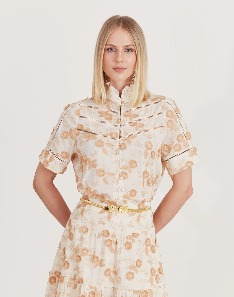 A Blusa Vivian confeccionada em Cambraia, tecido leve e delicado que proporciona toque macio e excelente respirabilidade.