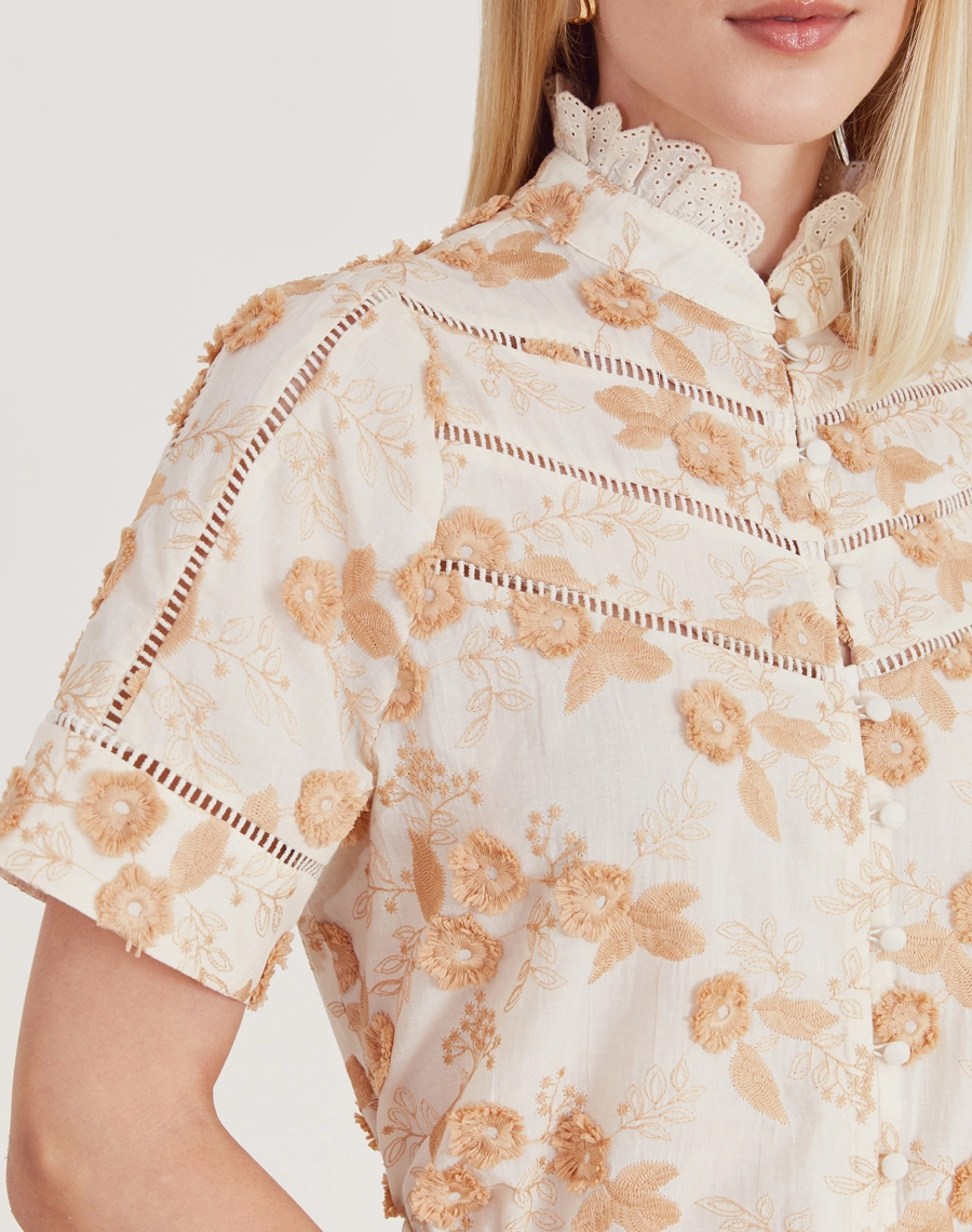 A Blusa Vivian confeccionada em Cambraia, tecido leve e delicado que proporciona toque macio e excelente respirabilidade.