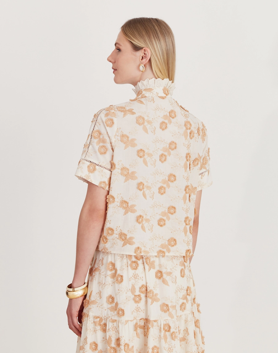 A Blusa Vivian confeccionada em Cambraia, tecido leve e delicado que proporciona toque macio e excelente respirabilidade.