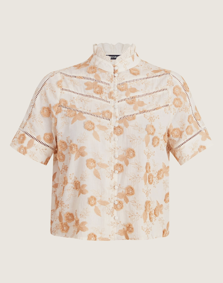 A Blusa Vivian confeccionada em Cambraia, tecido leve e delicado que proporciona toque macio e excelente respirabilidade.