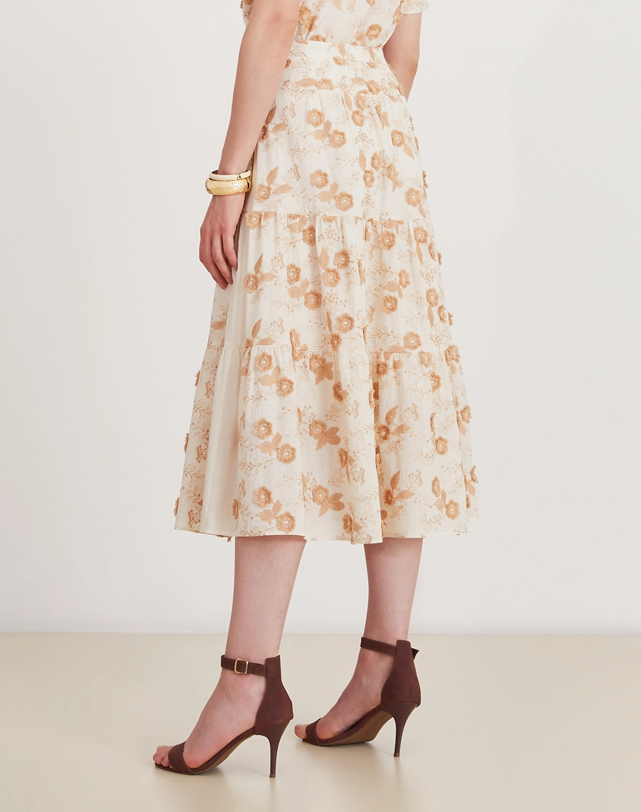 Saia Vivian confeccionada em cambraia bordada, o tecido se destaca pela delicadeza do bordado floral, que acrescenta charme, feminilidade e um visual artesanal sofisticado, mantendo conforto e excelente respirabilidade.