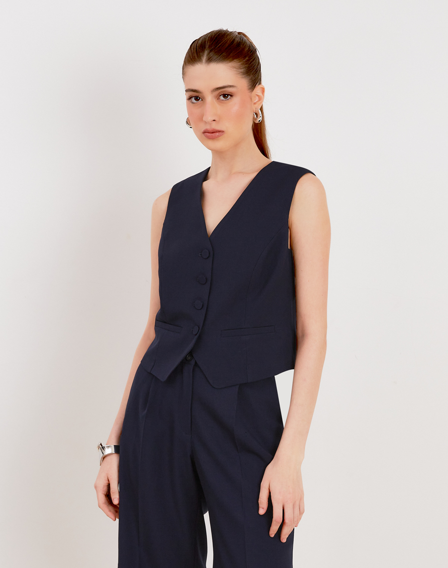 O Colete Mariana é confeccionado em Techno Wool Stretch, tecido que une a sofisticação da lã com a performance dos materiais tecnológicos, trazendo um visual de alfaiataria com muito mais conforto no uso diário.