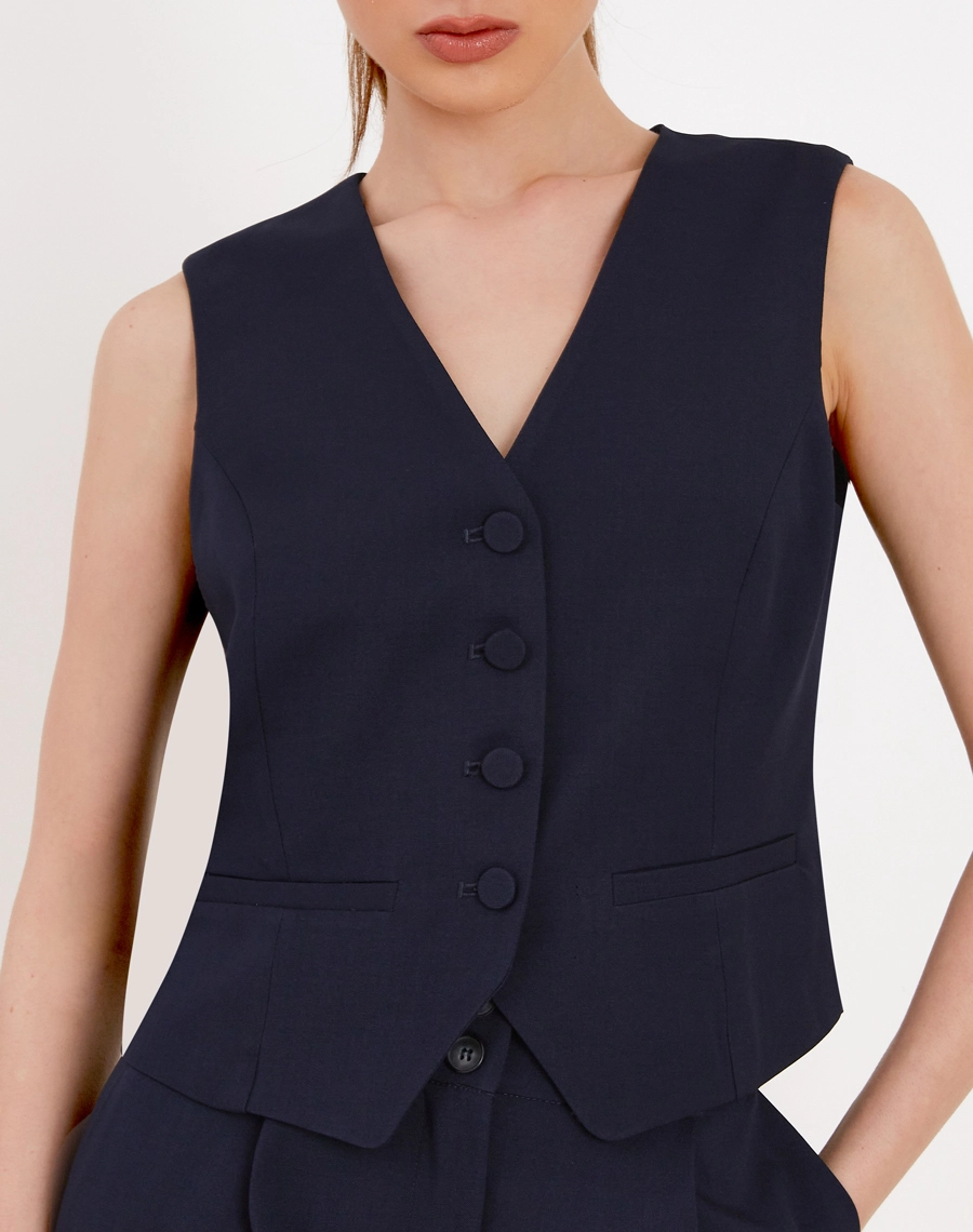 O Colete Mariana é confeccionado em Techno Wool Stretch, tecido que une a sofisticação da lã com a performance dos materiais tecnológicos, trazendo um visual de alfaiataria com muito mais conforto no uso diário.