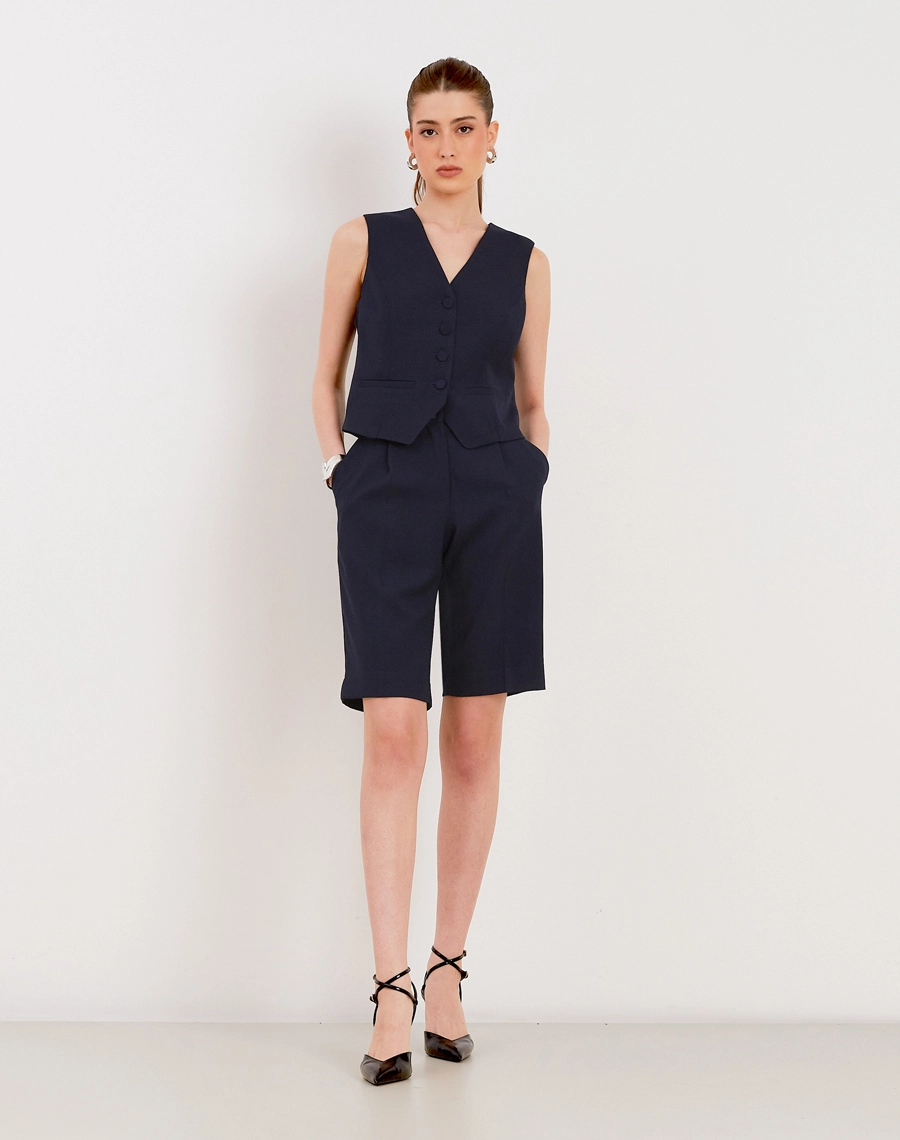 O Colete Mariana é confeccionado em Techno Wool Stretch, tecido que une a sofisticação da lã com a performance dos materiais tecnológicos, trazendo um visual de alfaiataria com muito mais conforto no uso diário.