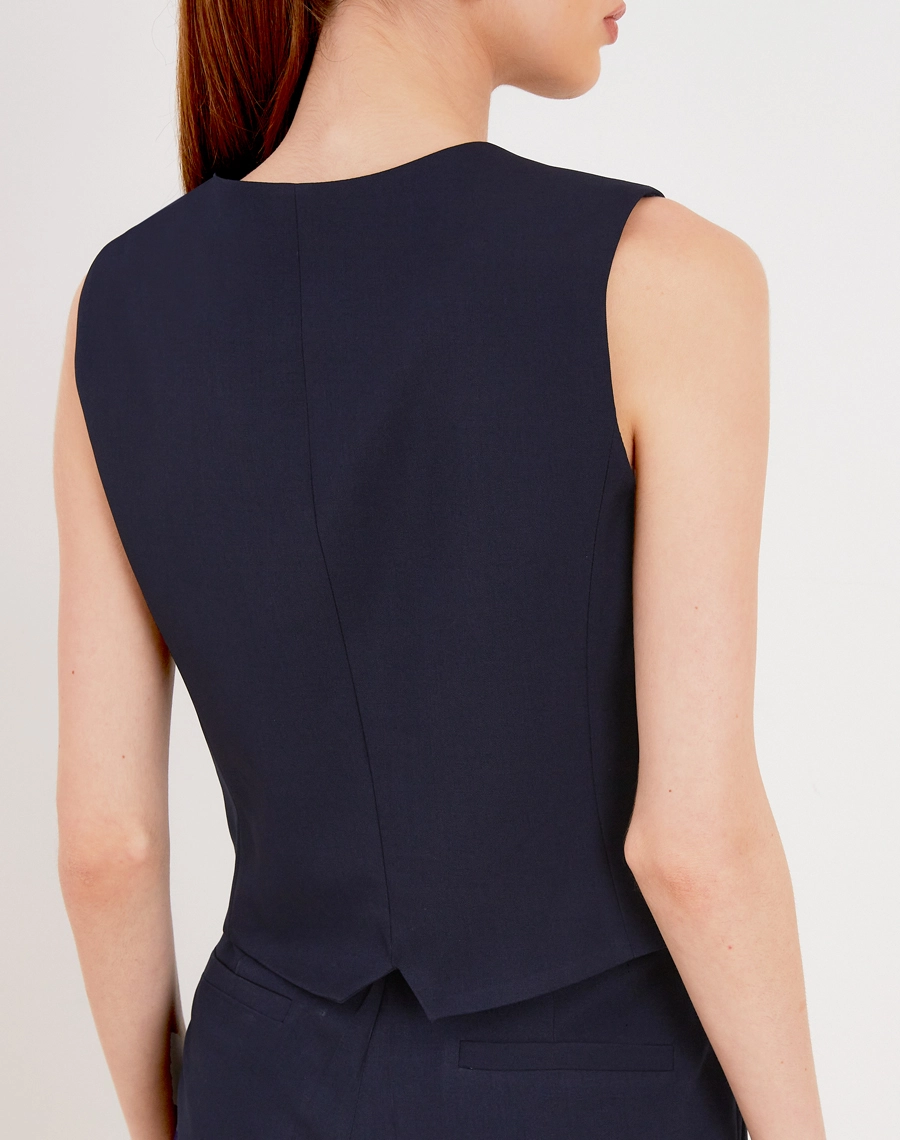 O Colete Mariana é confeccionado em Techno Wool Stretch, tecido que une a sofisticação da lã com a performance dos materiais tecnológicos, trazendo um visual de alfaiataria com muito mais conforto no uso diário.
