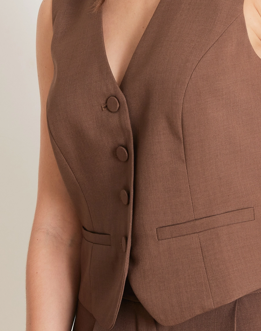 O Colete Mariana é confeccionado em Techno Wool Stretch, tecido que une a sofisticação da lã com a performance dos materiais tecnológicos, trazendo um visual de alfaiataria com muito mais conforto no uso diário.