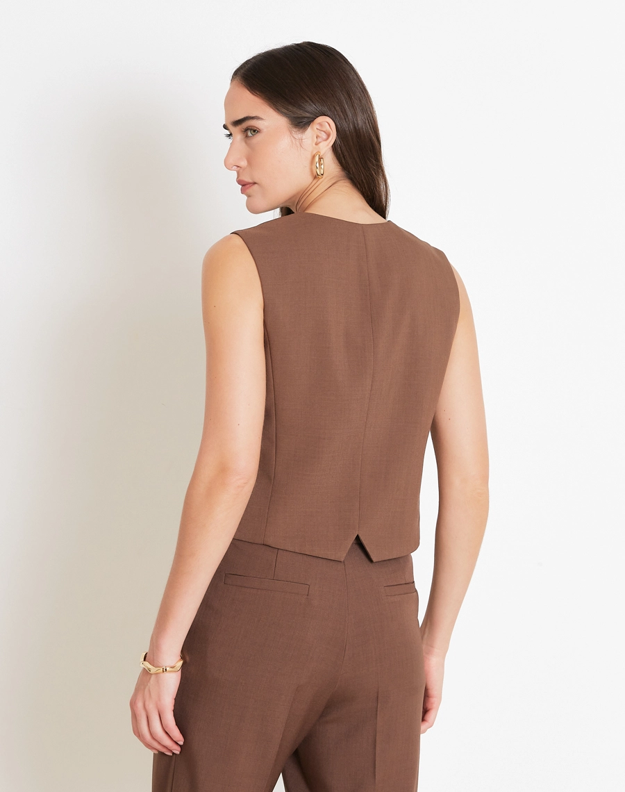 O Colete Mariana é confeccionado em Techno Wool Stretch, tecido que une a sofisticação da lã com a performance dos materiais tecnológicos, trazendo um visual de alfaiataria com muito mais conforto no uso diário.