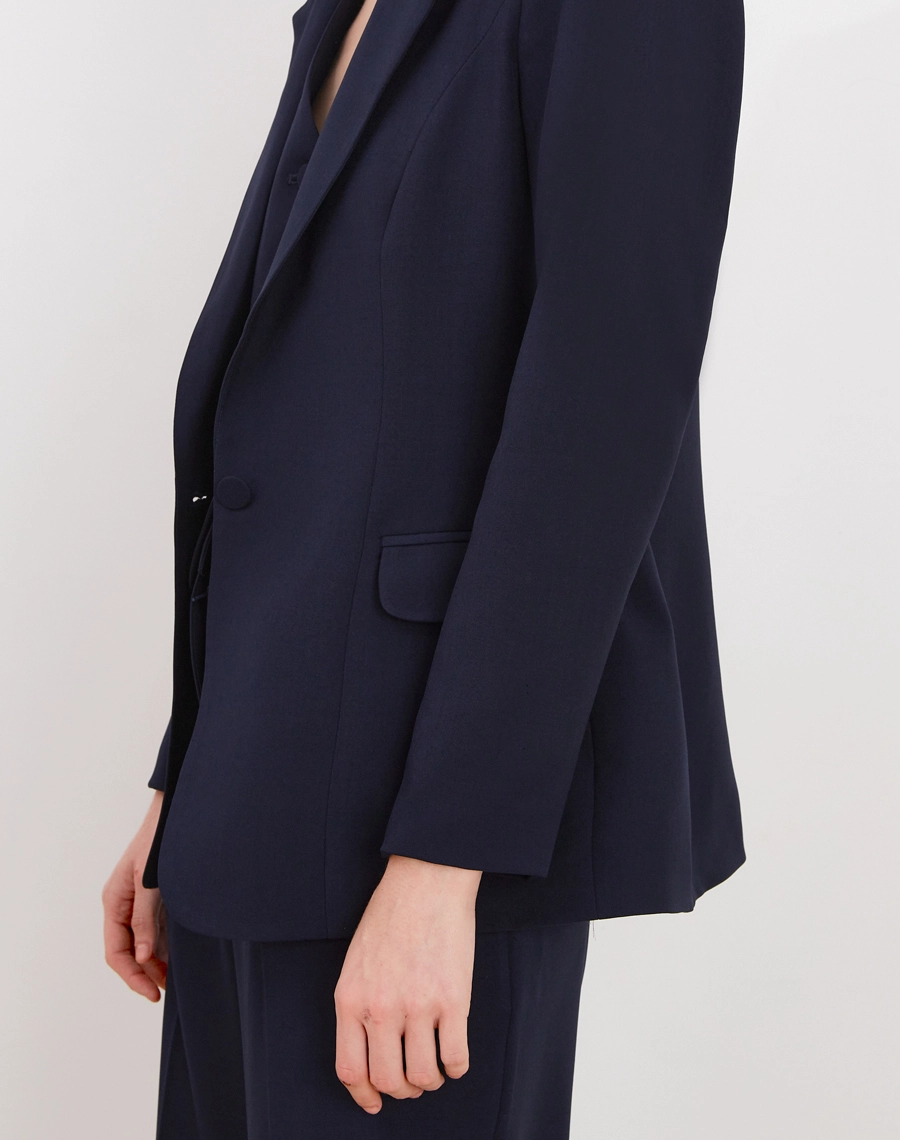 O Blazer Mariana é confeccionado Techno Wool Stretch, tecido que une a sofisticação da lã com a performance dos materiais tecnológicos, trazendo um visual de alfaiataria com muito mais conforto no uso diário.