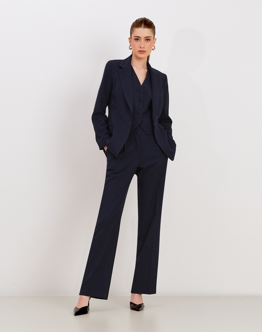 O Blazer Mariana é confeccionado Techno Wool Stretch, tecido que une a sofisticação da lã com a performance dos materiais tecnológicos, trazendo um visual de alfaiataria com muito mais conforto no uso diário.
