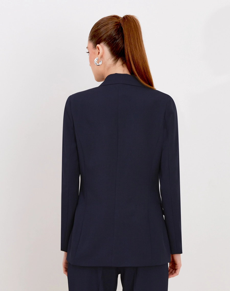 O Blazer Mariana é confeccionado Techno Wool Stretch, tecido que une a sofisticação da lã com a performance dos materiais tecnológicos, trazendo um visual de alfaiataria com muito mais conforto no uso diário.