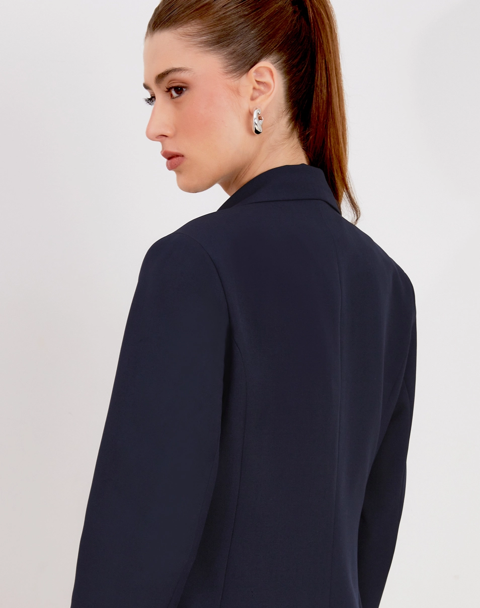 O Blazer Mariana é confeccionado Techno Wool Stretch, tecido que une a sofisticação da lã com a performance dos materiais tecnológicos, trazendo um visual de alfaiataria com muito mais conforto no uso diário.