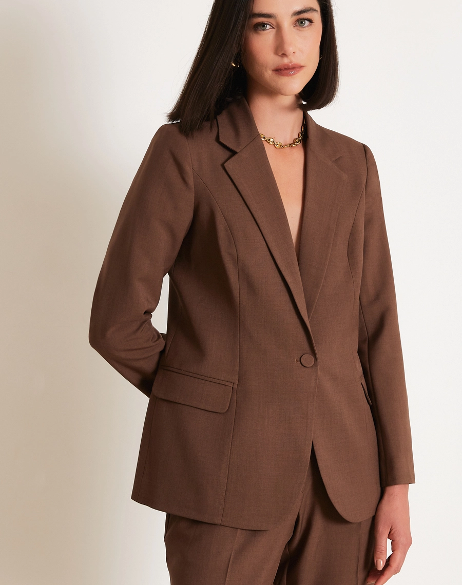 O Blazer Mariana é confeccionado Techno Wool Stretch, tecido que une a sofisticação da lã com a performance dos materiais tecnológicos, trazendo um visual de alfaiataria com muito mais conforto no uso diário.