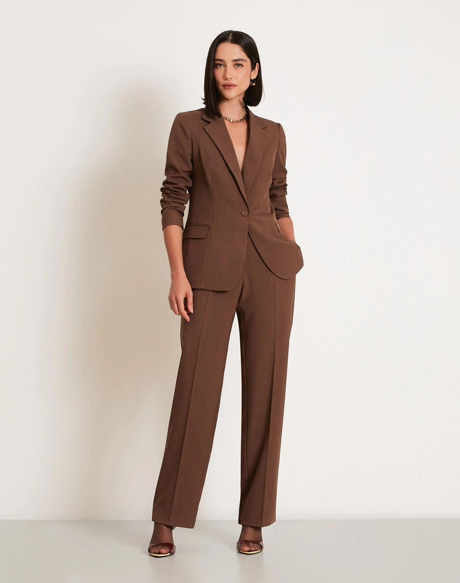 O Blazer Mariana é confeccionado Techno Wool Stretch, tecido que une a sofisticação da lã com a performance dos materiais tecnológicos, trazendo um visual de alfaiataria com muito mais conforto no uso diário.