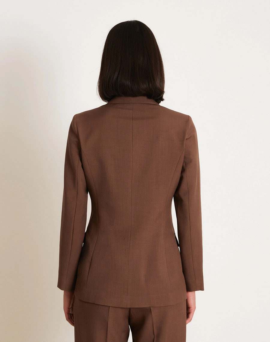 O Blazer Mariana é confeccionado Techno Wool Stretch, tecido que une a sofisticação da lã com a performance dos materiais tecnológicos, trazendo um visual de alfaiataria com muito mais conforto no uso diário.