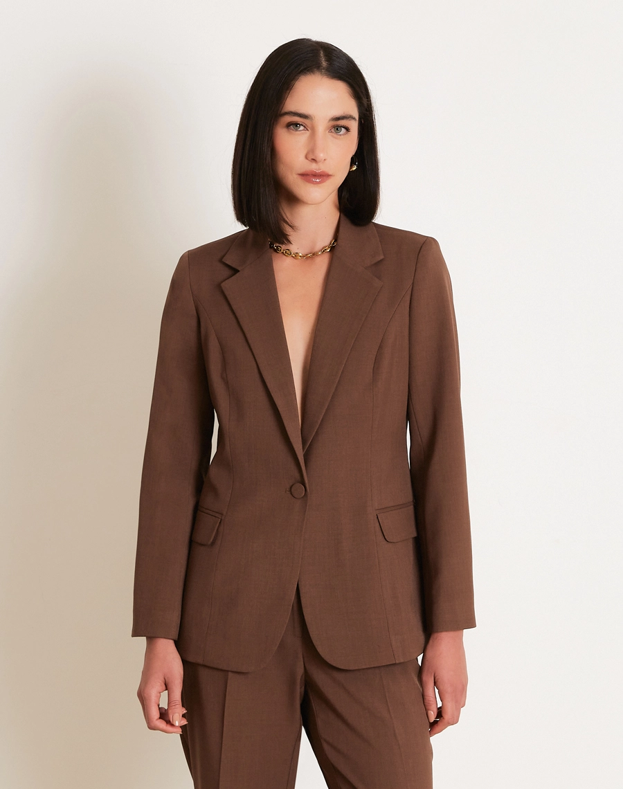 O Blazer Mariana é confeccionado Techno Wool Stretch, tecido que une a sofisticação da lã com a performance dos materiais tecnológicos, trazendo um visual de alfaiataria com muito mais conforto no uso diário.