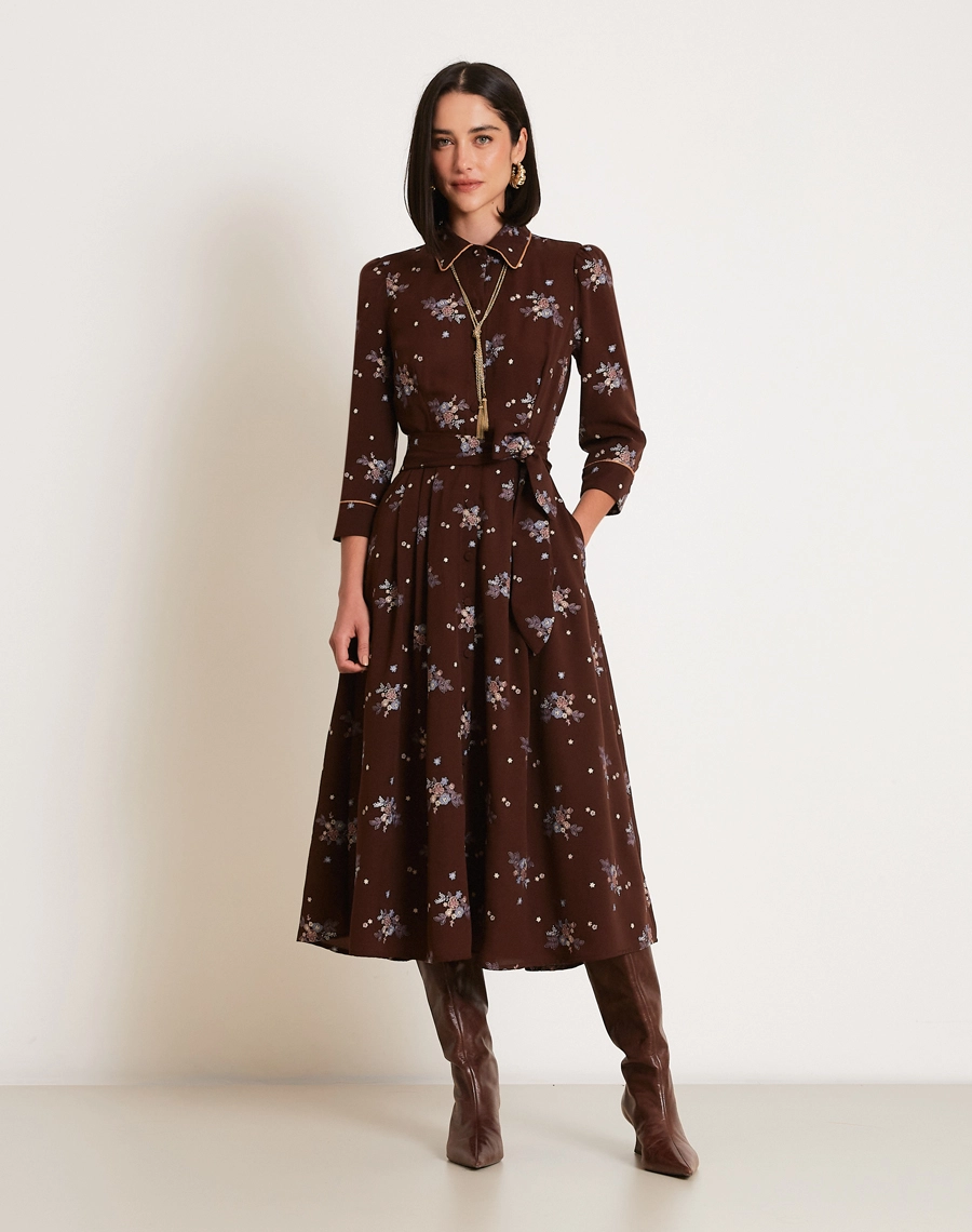 Chemise Rosalie é confeccionada em crepinho bordado, um tecido leve, com toque macio e caimento fluido que proporciona movimento e delicadeza à peça.