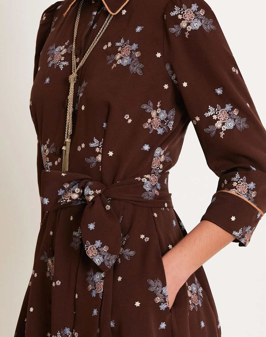 Chemise Rosalie é confeccionada em crepinho bordado, um tecido leve, com toque macio e caimento fluido que proporciona movimento e delicadeza à peça.