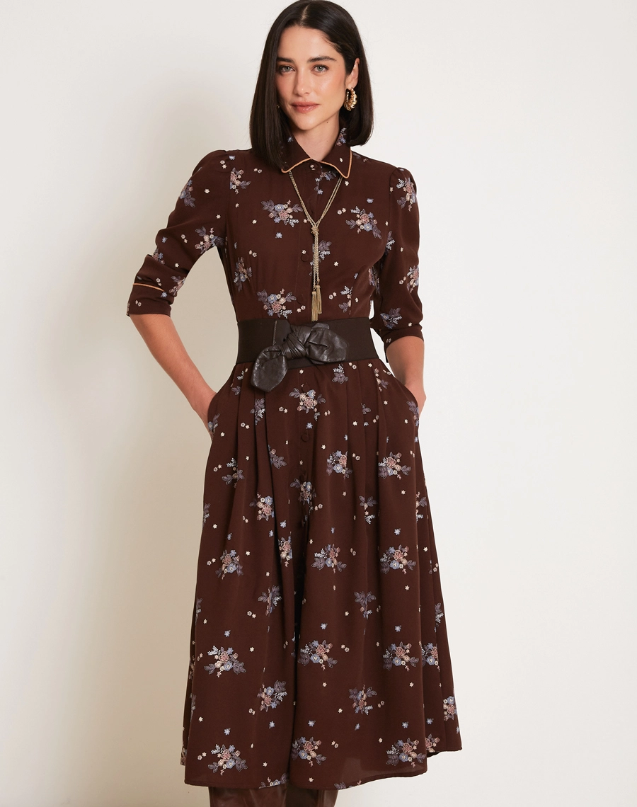 Chemise Rosalie é confeccionada em crepinho bordado, um tecido leve, com toque macio e caimento fluido que proporciona movimento e delicadeza à peça.