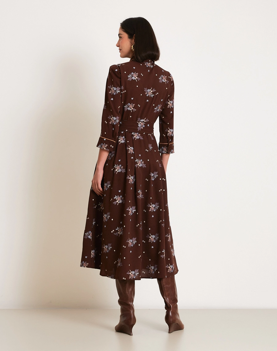 Chemise Rosalie é confeccionada em crepinho bordado, um tecido leve, com toque macio e caimento fluido que proporciona movimento e delicadeza à peça.