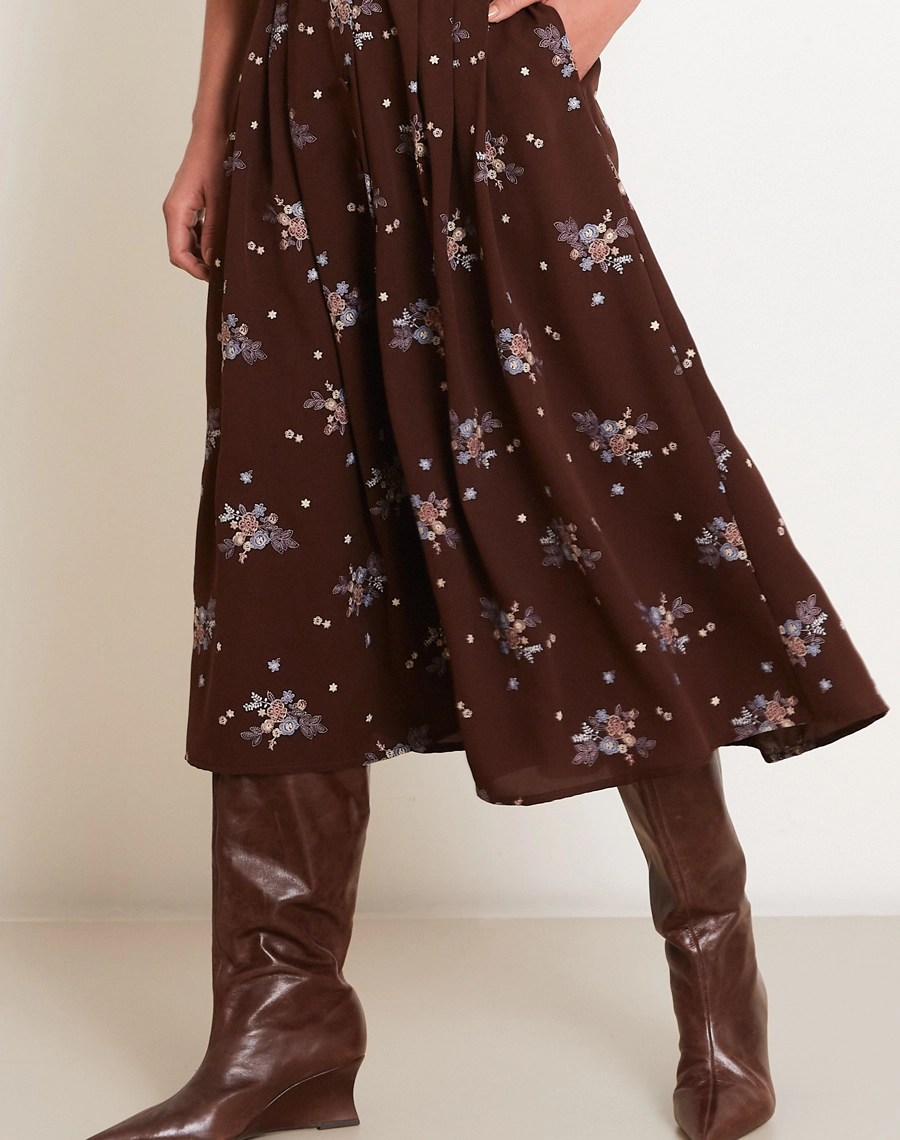 Chemise Rosalie é confeccionada em crepinho bordado, um tecido leve, com toque macio e caimento fluido que proporciona movimento e delicadeza à peça.